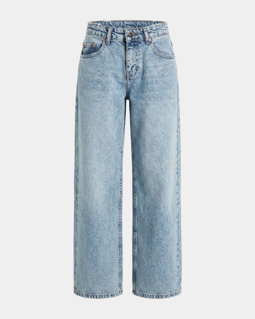 Loose-fitting jeans in a 2000s style, boyfriend style.